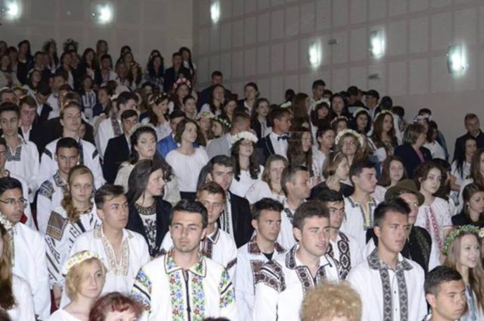 Absolvenții claselor a XII-a de la Colegiul „Alexandru cel Bun” au sărbătorit finalul de liceu românește