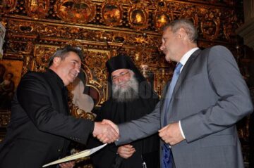 Ordinul de începere a lucrărilor de restaurare a Mănăstirii Putna, dat în prezența vicepremierului Liviu Dragnea