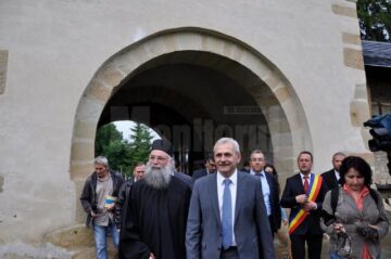 Ordinul de începere a lucrărilor de restaurare a Mănăstirii Putna, dat în prezența vicepremierului Liviu Dragnea