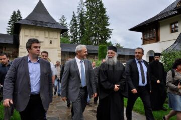 Ordinul de începere a lucrărilor de restaurare a Mănăstirii Putna, dat în prezența vicepremierului Liviu Dragnea