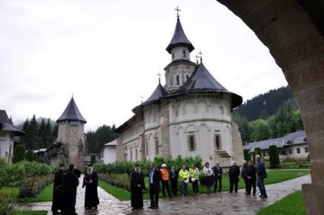 Ordinul de începere a lucrărilor de restaurare a Mănăstirii Putna, dat în prezența vicepremierului Liviu Dragnea