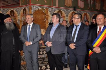 Ordinul de începere a lucrărilor de restaurare a Mănăstirii Putna, dat în prezența vicepremierului Liviu Dragnea