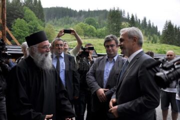 Ordinul de începere a lucrărilor de restaurare a Mănăstirii Putna, dat în prezența vicepremierului Liviu Dragnea