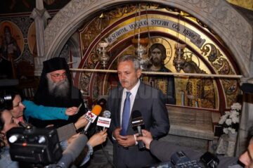 Ordinul de începere a lucrărilor de restaurare a Mănăstirii Putna, dat în prezența vicepremierului Liviu Dragnea