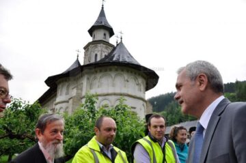 Ordinul de începere a lucrărilor de restaurare a Mănăstirii Putna, dat în prezența vicepremierului Liviu Dragnea