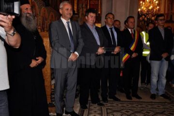 Ordinul de începere a lucrărilor de restaurare a Mănăstirii Putna, dat în prezența vicepremierului Liviu Dragnea