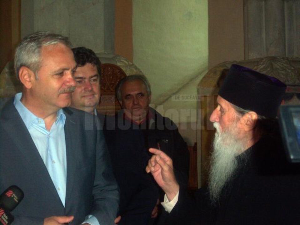 În biserica Mănăstirii Dragomirna, IPS Pimen îi explică vicepremierului că presa este rău intenționată În biserica Mănăstirii Dragomirna, IPS Pimen îi explică vicepremierului că presa este rău intenționată