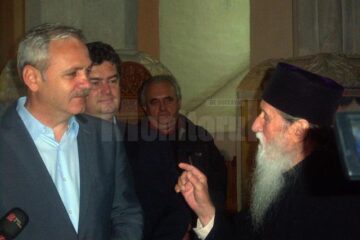 În biserica Mănăstirii Dragomirna, IPS Pimen îi explică vicepremierului că presa este rău intenționată