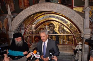 Ordinul de începere a lucrărilor de restaurare a Mănăstirii Putna, dat în prezența vicepremierului Liviu Dragnea