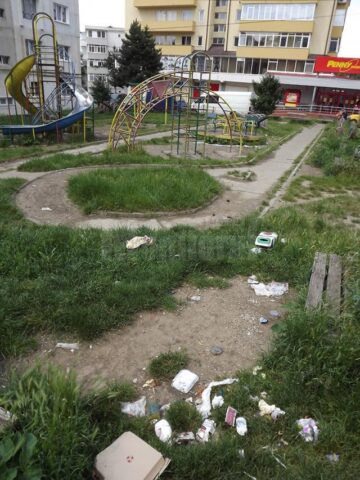 Copiii sunt nevoiți să se joace printre gunoaiele venite de la containerele din apropiere