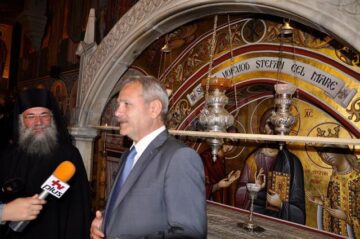 Ordinul de începere a lucrărilor de restaurare a Mănăstirii Putna, dat în prezența vicepremierului Liviu Dragnea