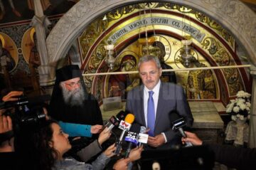 Ordinul de începere a lucrărilor de restaurare a Mănăstirii Putna, dat în prezența vicepremierului Liviu Dragnea
