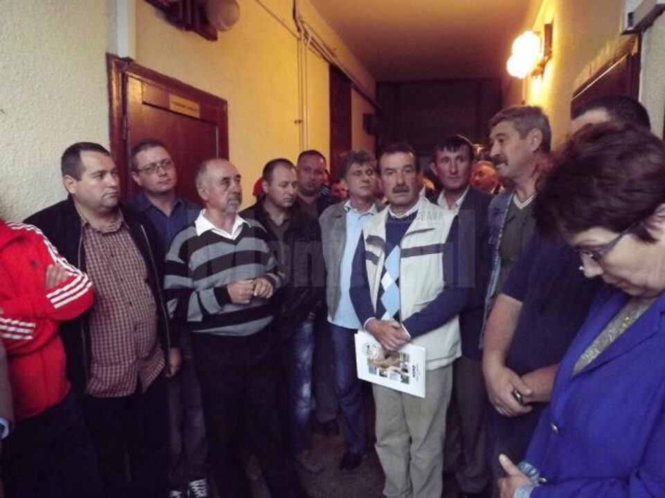 Zeci de salariați ai Electrica au protestat ieri, solicitând să li se achite măcar salariile restante Zeci de salariați ai Electrica au protestat ieri, solicitând să li se achite măcar salariile restante