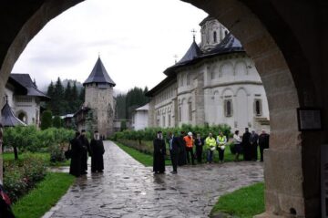 Ordinul de începere a lucrărilor de restaurare a Mănăstirii Putna, dat în prezența vicepremierului Liviu Dragnea