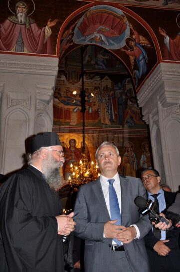 Ordinul de începere a lucrărilor de restaurare a Mănăstirii Putna, dat în prezența vicepremierului Liviu Dragnea