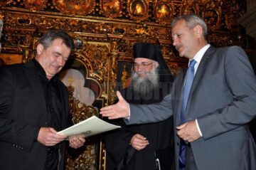 Ordinul de începere a lucrărilor de restaurare a Mănăstirii Putna, dat în prezența vicepremierului Liviu Dragnea