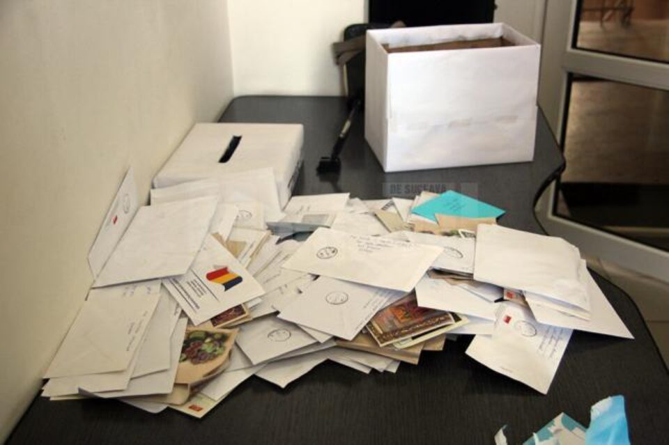 În cele două urne au fost depuse aproape 300 de plicuri cu taloane decupate din ziar În cele două urne au fost depuse aproape 300 de plicuri cu taloane decupate din ziar