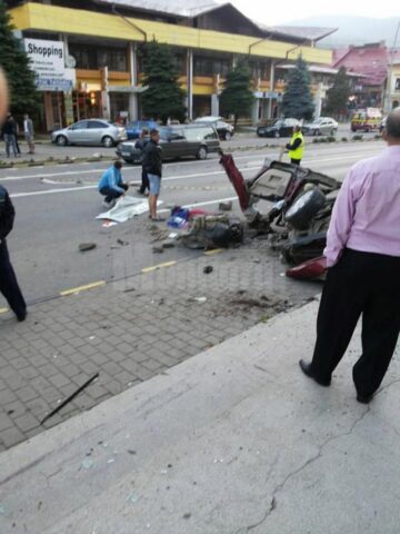 Fotografiile făcute la fața locului vorbesc de la sine despre viteza cu care rula mașina în care se aflau victimele