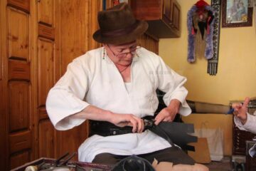 Ioan Hojbotă, meșter popular din Gura Humorului, la masa de lucru în atelier
