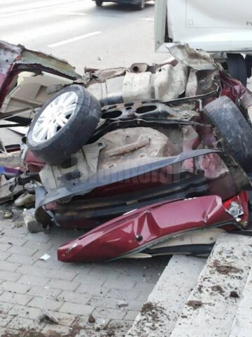 Mașina a fost transformată într-un morman de fiare contorsionate