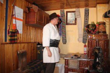 Atelierul meșterului popular Ioan Hojbotă din Gura Humorului
