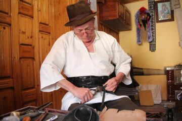 Ioan Hojbotă, meșter popular din Gura Humorului, la masa de lucru în atelier