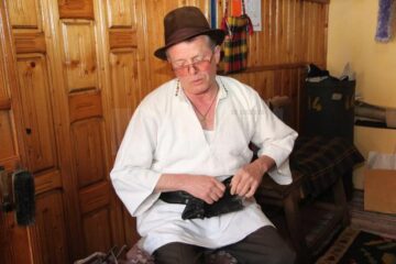 Ioan Hojbotă, meșter popular din Gura Humorului, la masa de lucru în atelier