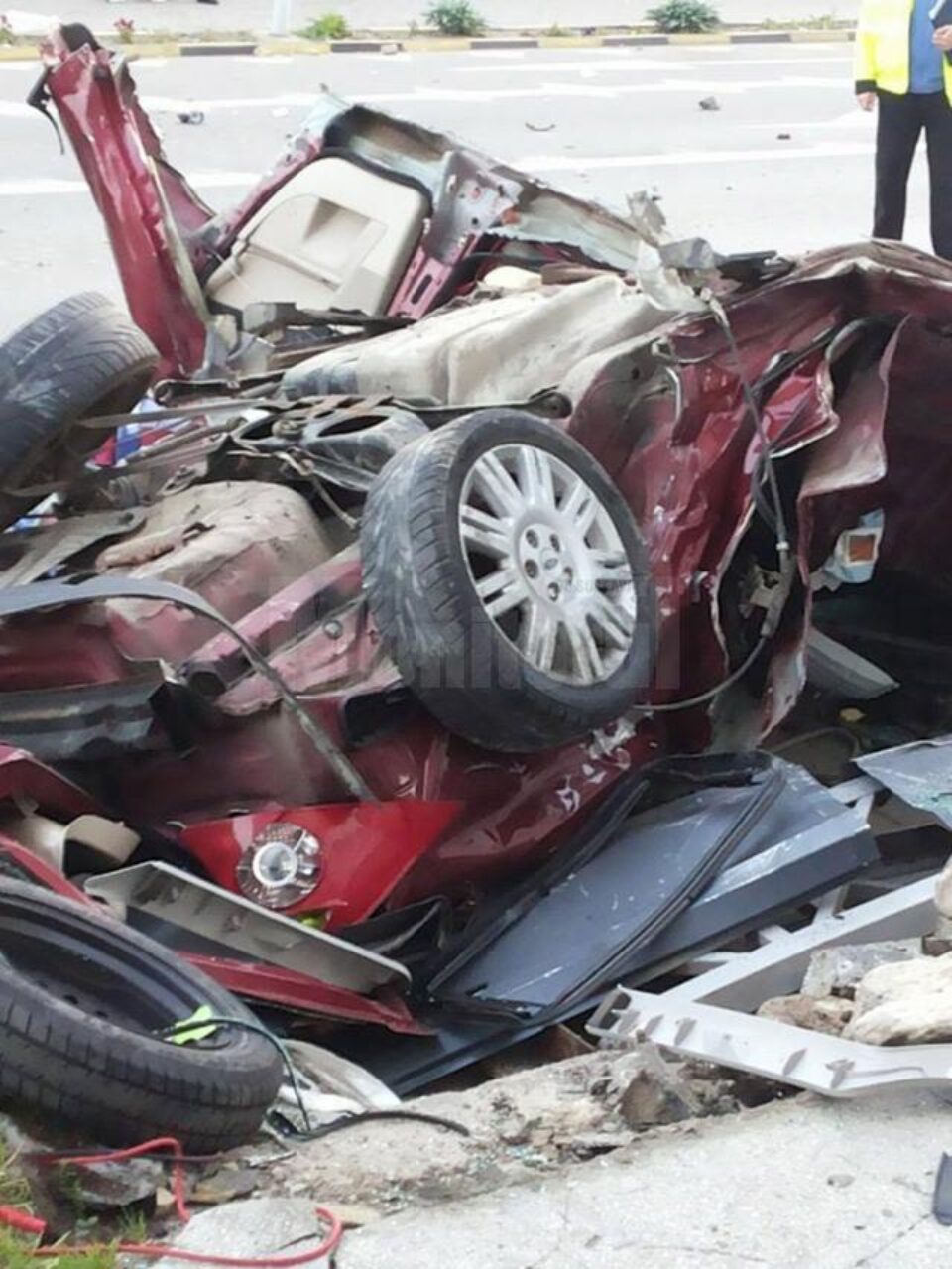 Mașina a fost transformată într-un morman de fiare contorsionate