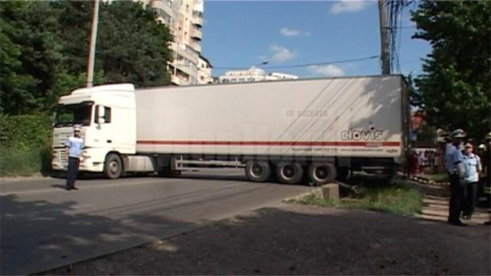 Traficul din Suceava, blocat de un tir ucrainean