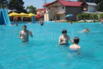 Sute de suceveni s-au răcorit la ștrandul municipal