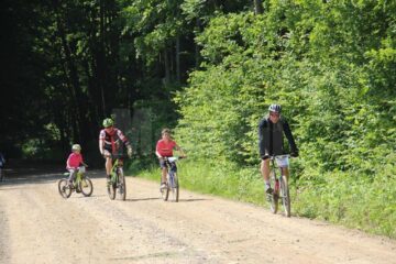 Peste 230 de iubitori ai ciclismului au luat startul la maratonul de la Dragomirna