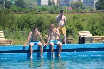 Sute de suceveni s-au răcorit la ștrandul municipal