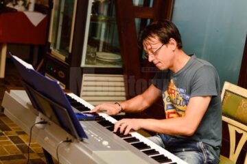 Spectacolele vor fi susținute de profesorul de pian Johannes Raimund Onesciuc