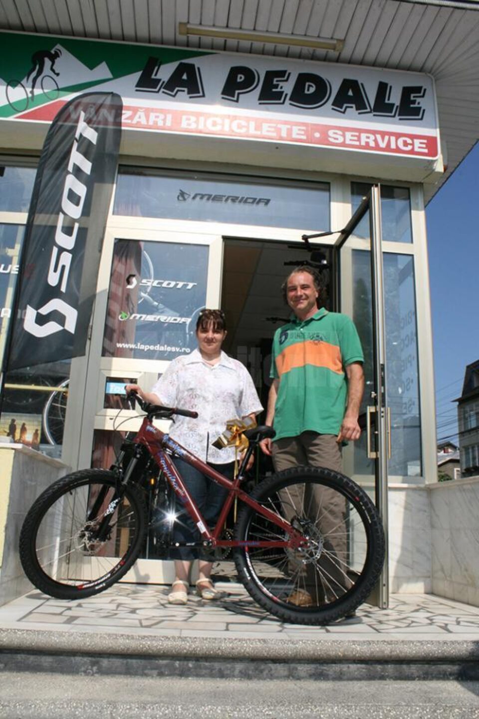 Câștigătoarea concursului și-a primit bicicleta din mâna administratorului magazinului La Pedale, Tiberiu Serdenciuc Câștigătoarea concursului și-a primit bicicleta din mâna administratorului magazinului La Pedale, Tiberiu Serdenciuc