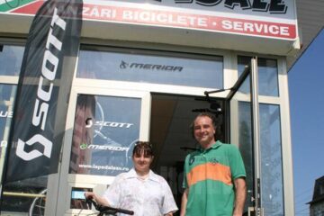 Câștigătoarea concursului și-a primit bicicleta din mâna administratorului magazinului La Pedale, Tiberiu Serdenciuc