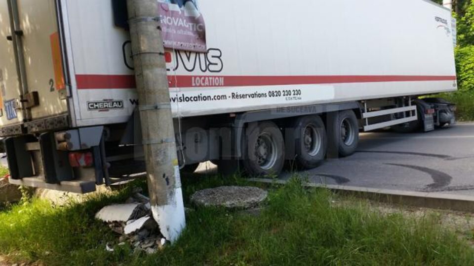 Stâlpul a fost avariat grav la bază și a fost ridicat cu o macara, pentru a nu se prăbuși