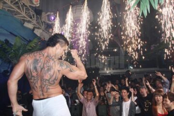 Liviu, în urmă cu mai mulți ani, în timpul unui show într-un club din Macau