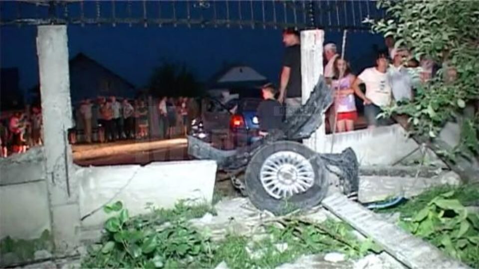Pneurile mașinii au rămas în gard
