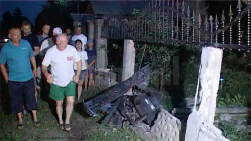 Pneurile mașinii au rămas în gard