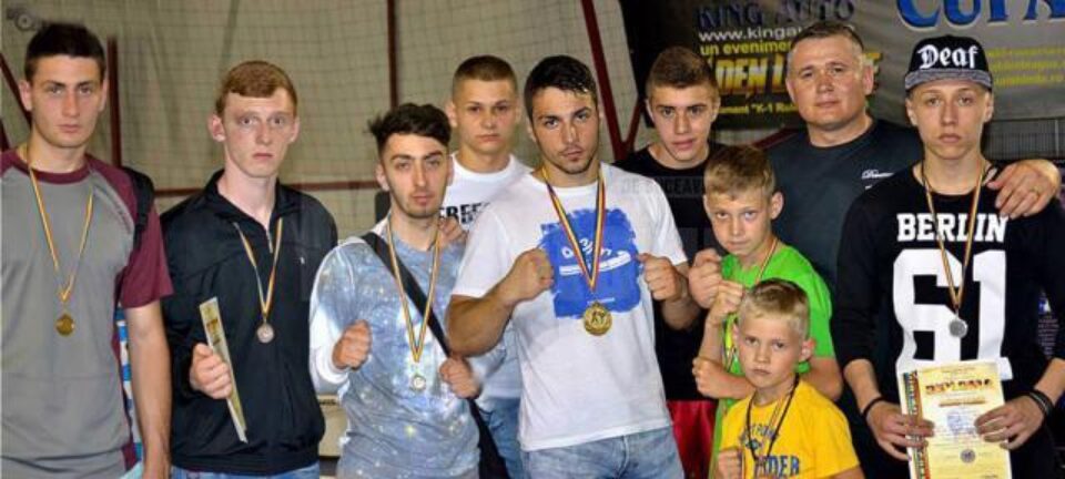 Cei nouă medaliați ai Clubului Sportiv Devencea Suceava, alături de antrenorul Nicolae Moroșan Cei nouă medaliați ai Clubului Sportiv Devencea Suceava, alături de antrenorul Nicolae Moroșan