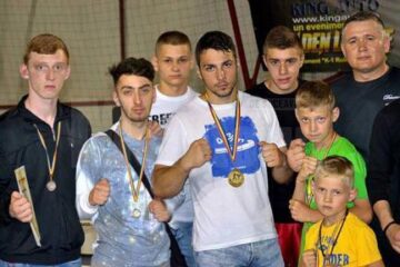 Cei nouă medaliați ai Clubului Sportiv Devencea Suceava, alături de antrenorul Nicolae Moroșan