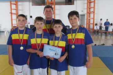 Profesorul Mihai Pascal și cei patru medaliați humoreni