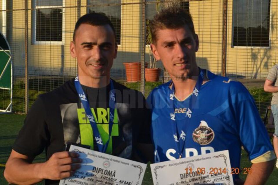 Cel mai bun portar, Andrei Lucaciu (Poliția Suceava) și cel mai bun jucător, Adrian Ungureanu, de la ISU Suceava