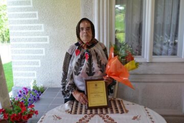 O femeie din Comănești, aniversată la un secol de viață