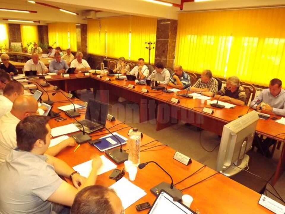 Deși o mare parte dintre consilieri s-au arătat în favoarea majorării solicitate, care ar fi fost valabilă o scurtă perioadă de timp, voturile „pentru” s-au dovedit insuficiente Deși o mare parte dintre consilieri s-au arătat în favoarea majorării solicitate, care ar fi fost valabilă o scurtă perioadă de timp, voturile „pentru” s-au dovedit insuficiente