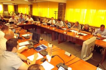 Deși o mare parte dintre consilieri s-au arătat în favoarea majorării solicitate, care ar fi fost valabilă o scurtă perioadă de timp, voturile „pentru” s-au dovedit insuficiente