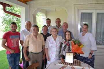 O femeie din Comănești, aniversată la un secol de viață