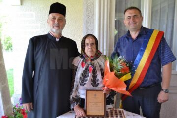 O femeie din Comănești, aniversată la un secol de viață