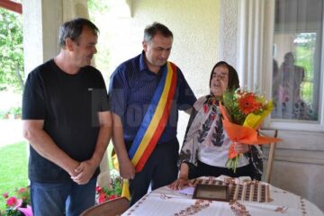 O femeie din Comănești, aniversată la un secol de viață