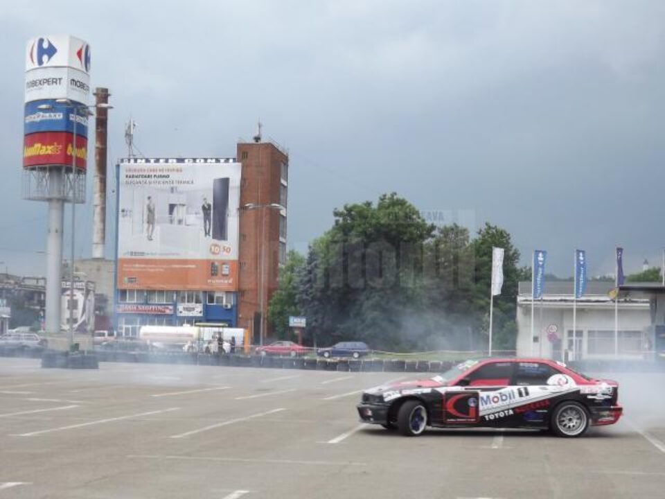 Drift demonstrativ în parcarea Shopping City